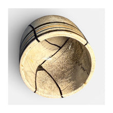 Carica l'immagine nel visualizzatore di Gallery, KHODYACHIKH TATIANA, Bicchierino in ceramica decorato e riparazione kintsugi (lacca urushi nera e colorata), produzione 1925-1945 circa