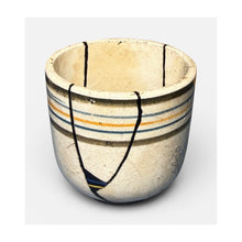 Carica l'immagine nel visualizzatore di Gallery, KHODYACHIKH TATIANA, Bicchierino in ceramica decorato e riparazione kintsugi (lacca urushi nera e colorata), produzione 1925-1945 circa
